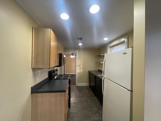 Building Photo - 2 Bed, 1 Bath Apartment