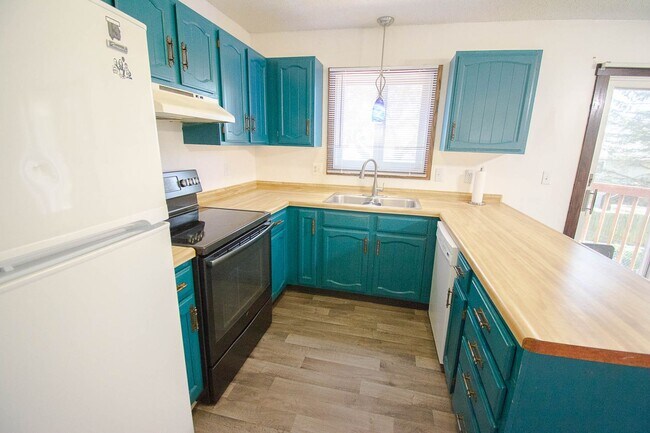 Building Photo - Spacious 2BR Twin Home with In-Unit Laundry