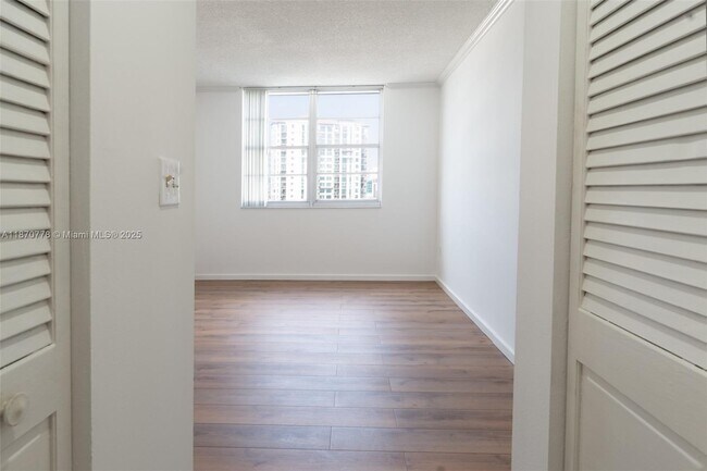 Building Photo - 300 Bayview Dr