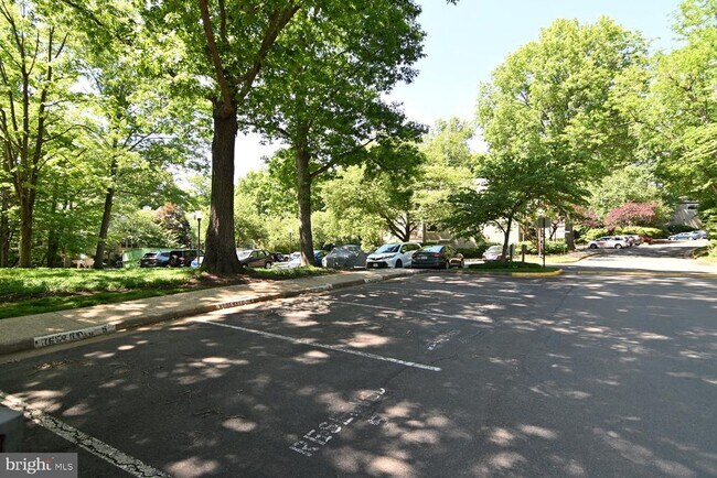 Building Photo - 2220 Springwood Dr