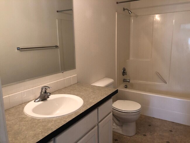 Building Photo - 1500 NW Canyon View Dr