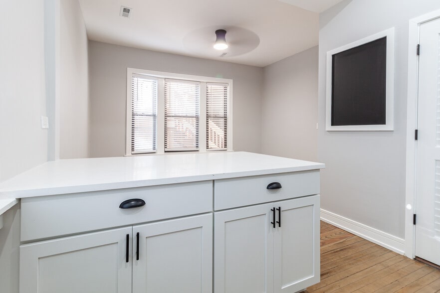 Building Photo - 3830 N Wilton Ave