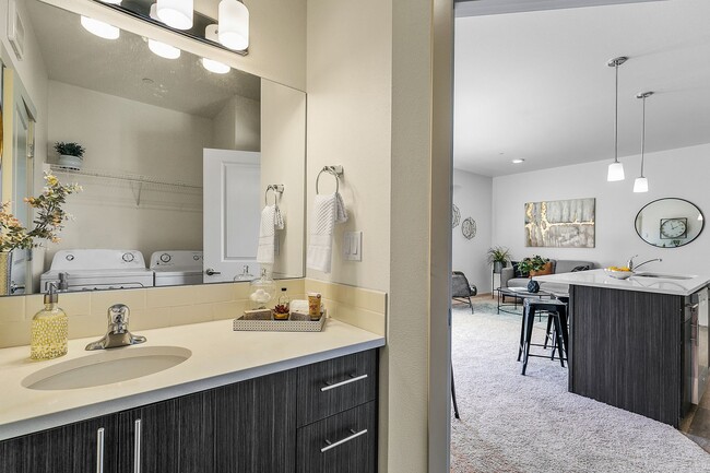 Building Photo - 1 bedroom Kingwood Loft apartments!