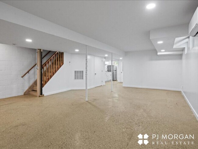Building Photo - 3603 Davenport St