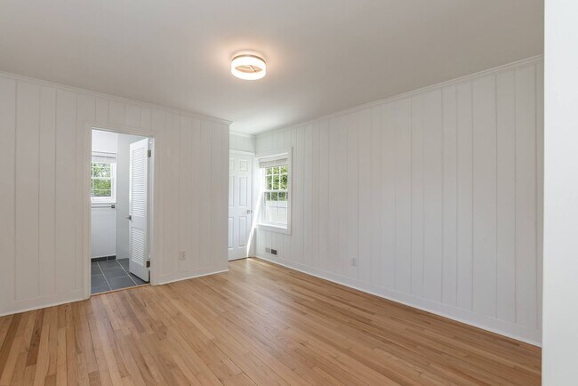 Building Photo - Sheek Updated Home With Pool!