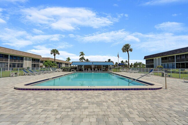 Building Photo - 755 Saturn St