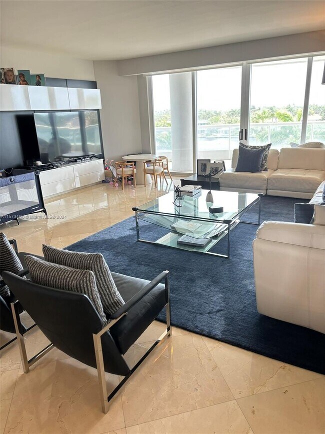 Building Photo - 21050 Point Pl