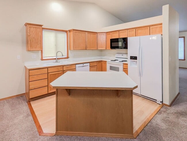 Building Photo - **Move-In Special** Spacious 3 bed, 2 bath...