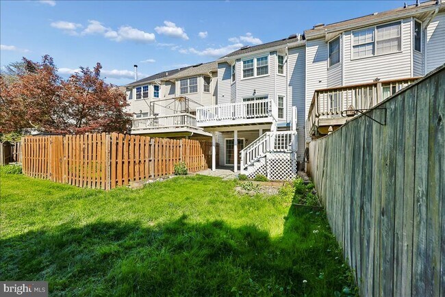 Building Photo - 6630 Commodore Ct