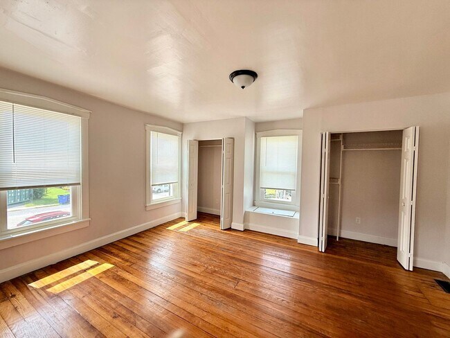 Building Photo - 37 N Kinzer Rd