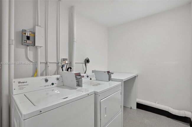 Building Photo - 3113 S Ocean Dr
