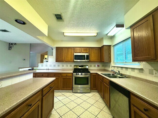 Building Photo - 310 Knoll Forest Dr