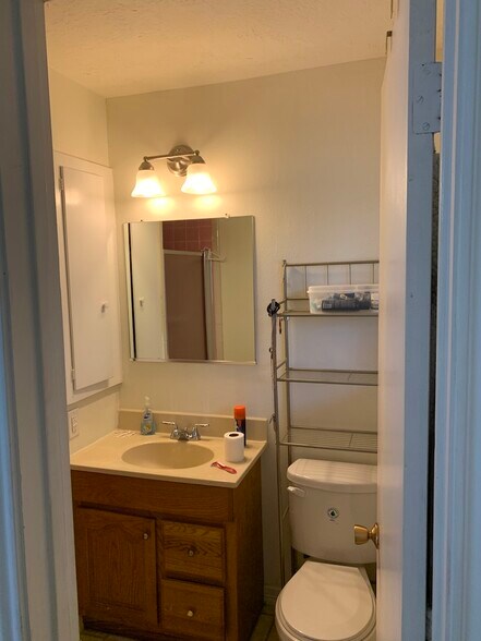 Master Bath - 5005 Ash Ct