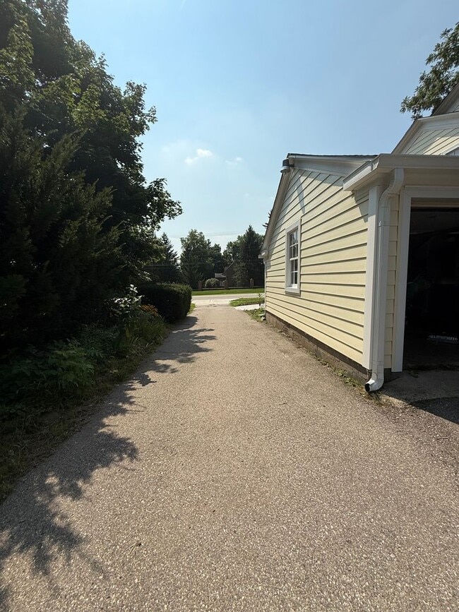 Building Photo - 45800 W Ann Arbor Trail