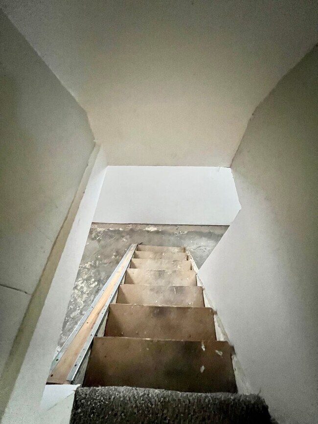 Building Photo - Newly Updated 3-bed 1.5-bath House in South Omaha, close to 13th St and downtown