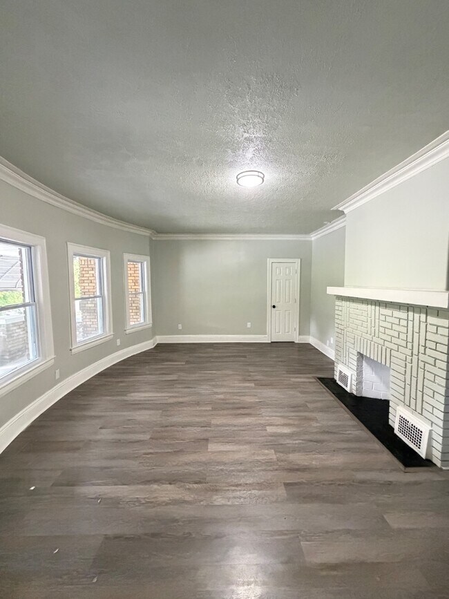 Building Photo - 929 Thornhill Dr