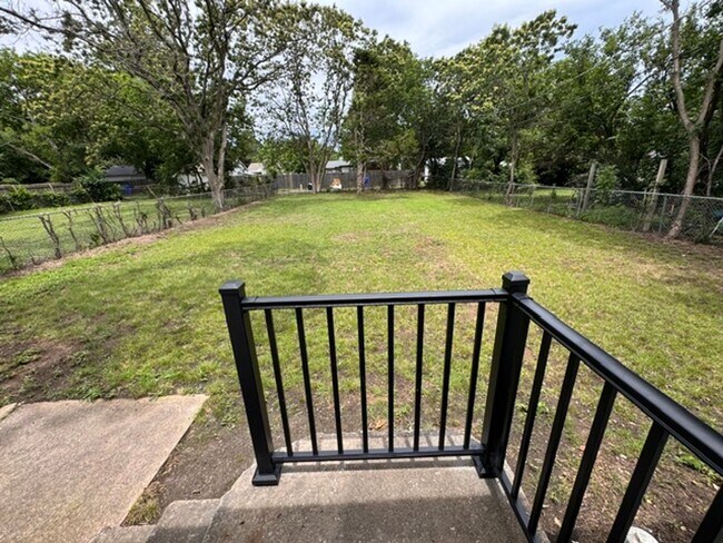 Building Photo - 2 bed 1 bath huge outdoor space and one car garage in Norman!
