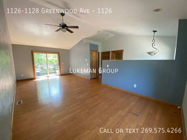 Primary Photo - 1126-1128 Greenwood Ave-1126