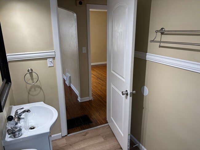 Building Photo - 3 Bedroom House