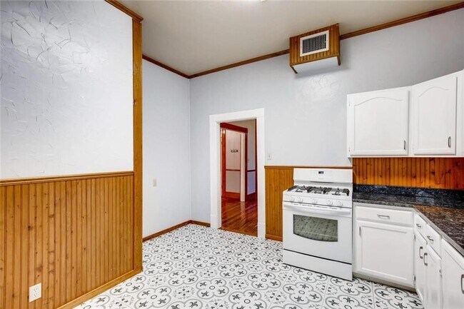 Building Photo - 616 W 7th St