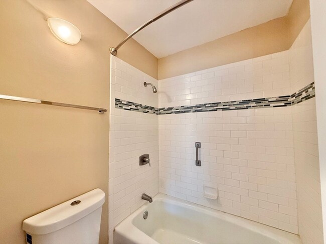 Building Photo - Newly Remodeled 2BD, 1.5BA Raleigh Condo in Prime Location with HOA Amenities