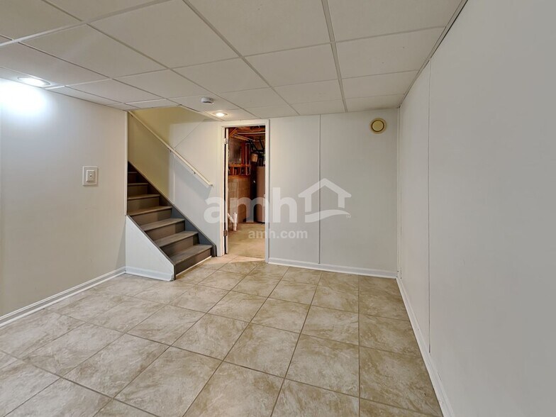 Building Photo - 2083 Shetland St