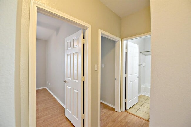 Building Photo - 2106 Charlotte Estates Dr