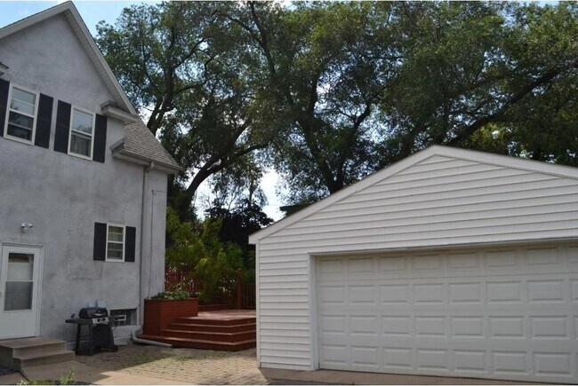 Garage - 1003 21st Ave SE