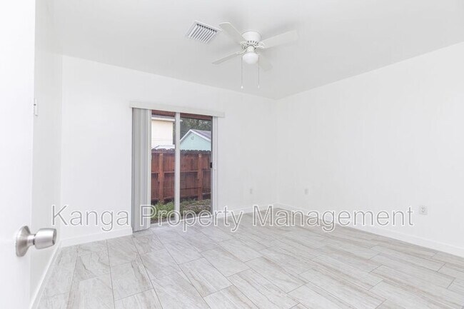 Building Photo - 5918 Pierce St