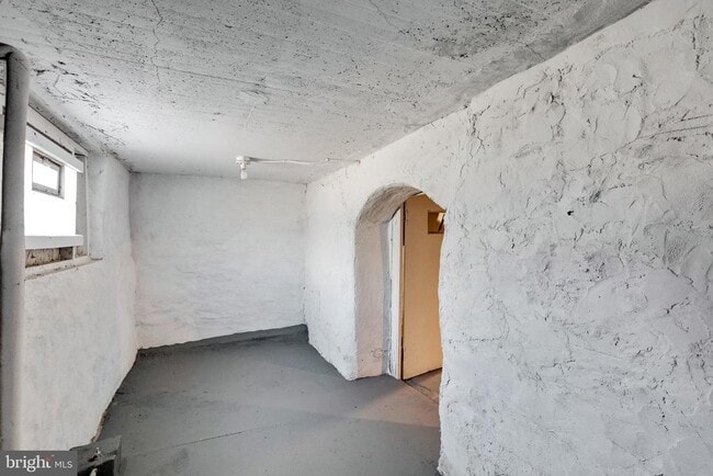 Building Photo - 6205 Elmwood Ave