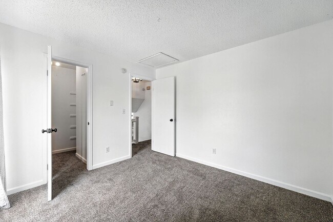 Building Photo - Spacious Tri-Level Home on Corner Lot – Av...