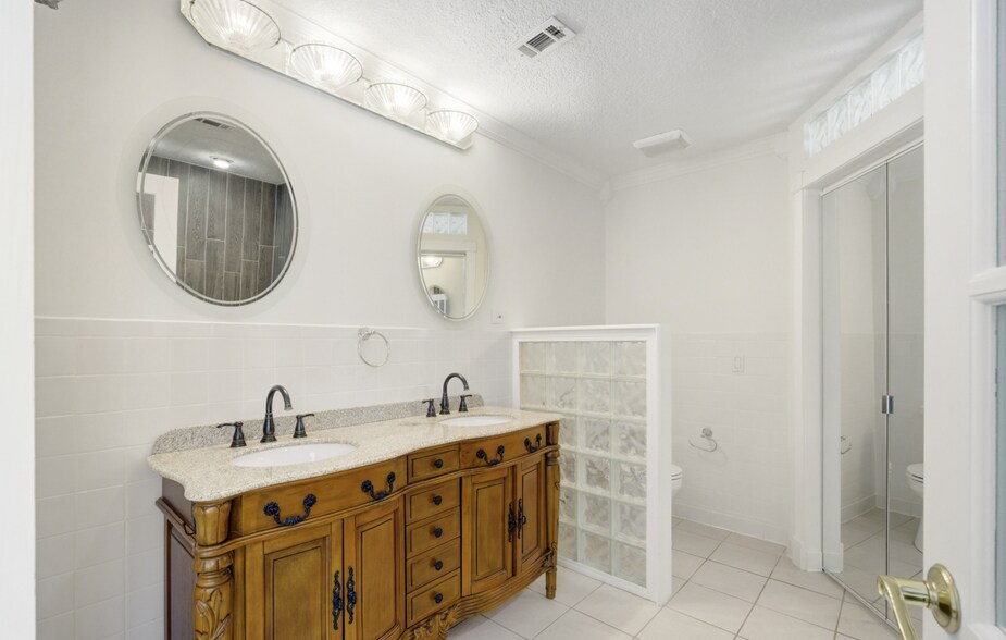 Building Photo - 2162 Saint Martins Dr E