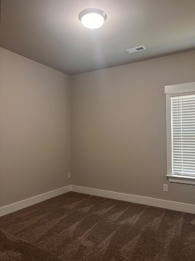 Building Photo - 14741 Greenleaf Dr