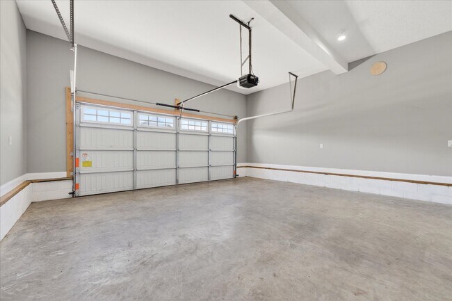 Building Photo - Pet Friendly Four Bedroom with Bonus!