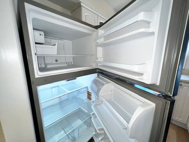 Building Photo - 2X2.5 -MOVE IN NOW! NEW LVP FLOORING ON 1ST FLOOR! NEW CARPET ON 2ND FLOOR! WATER VIEWS! CALL TOD...