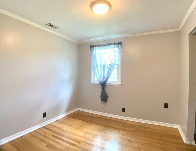 Building Photo - 313 Verdun Dr