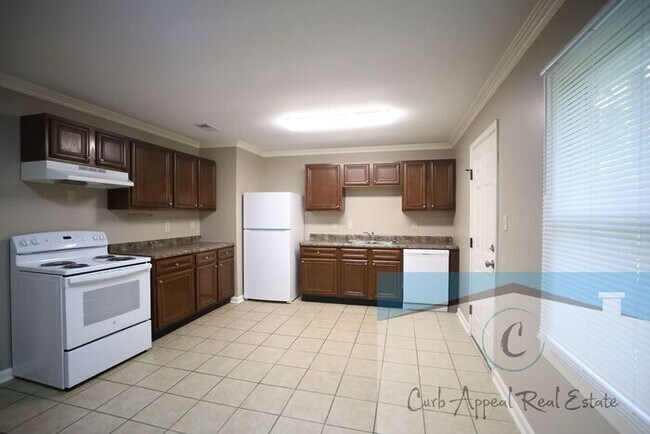 Building Photo - Recently renovated 3 bed 1 bath home with fenced yard!!