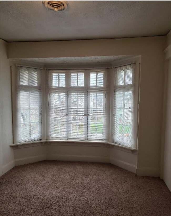 Building Photo - 918 E Locust St