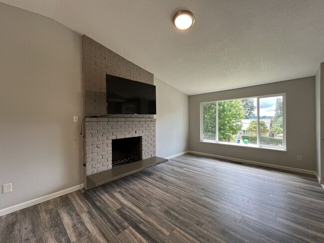 Building Photo - Spacious Milwaukie Home with Bonus Room, Large Fenced Yard and Shed/Workshop