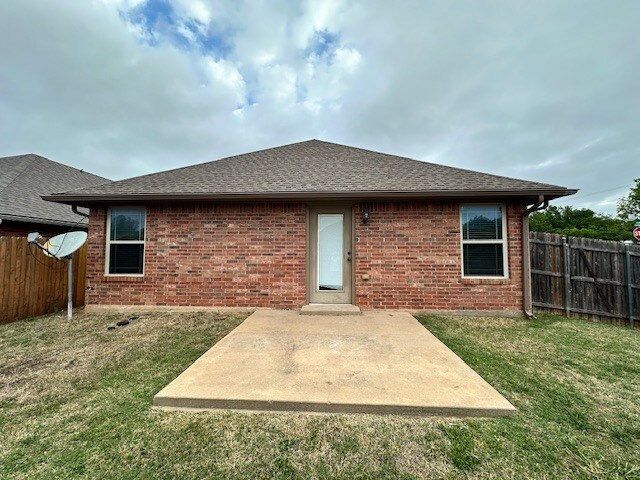 Building Photo - 2316 Golden Ln