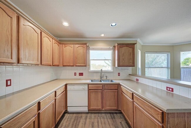 Building Photo - 903 Estate Dr