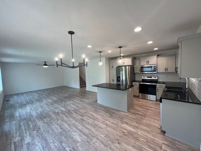Building Photo - Brand New Home for Rent in Spingfield!