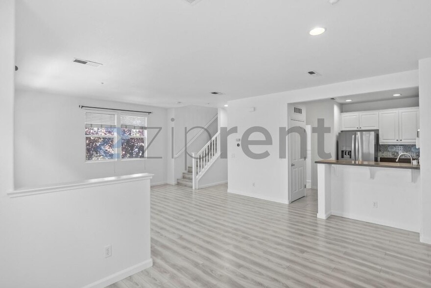 Building Photo - Unit