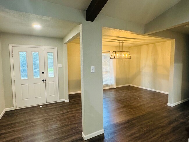 Building Photo - Amazing Midway ISD Home