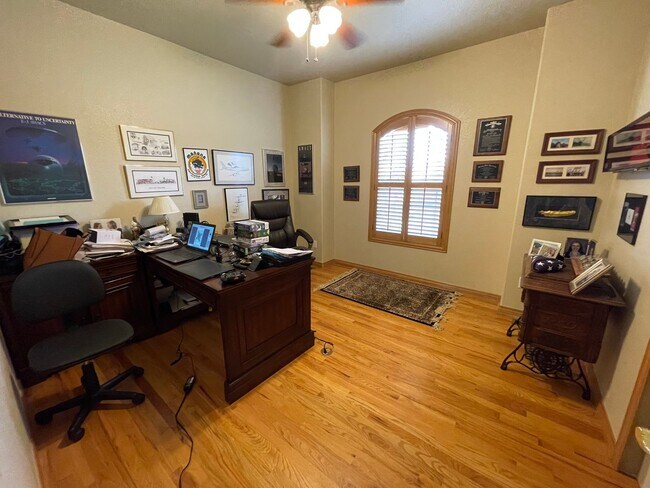 Building Photo - ADORABLE 5 BEDROOM, 4 BATH, 3 CAR GARAGE L...