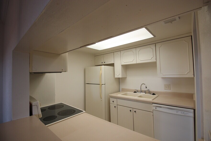 Building Photo - 8401 N New Braunfels Ave