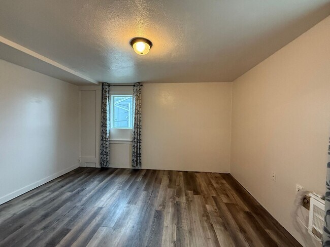 Building Photo - 1071