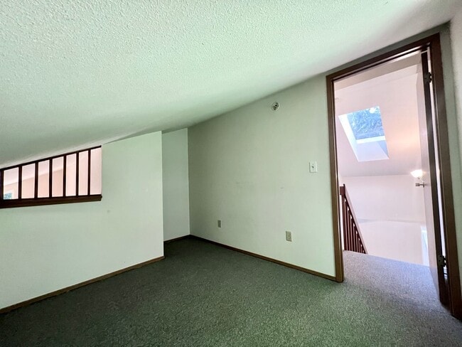 Building Photo - Relaxed 2-Bed, 1.5-Bath Home in a Quiet Gi...