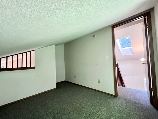 Building Photo - Relaxed 2-Bed, 1.5-Bath Home in a Quiet Gig Harbor Spot