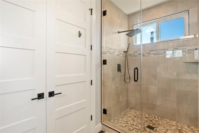 Building Photo - 300 Summit Ridge Dr N